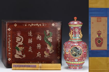 An Exquisite Enamel Lotus Pattern Pine Pattern Vase