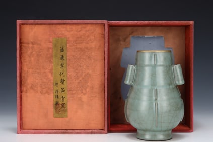 An Exquisite Guan yao Double-Ears Vase