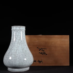 An Exquisite Guan yao Vase