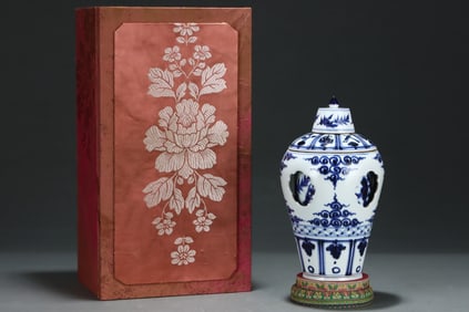 A Exquisite Blue and White Lotus Pattern Vase