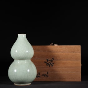 A Exquisite Celadon Glaze Gourd-Shaped Vase
