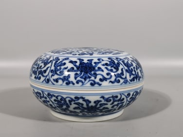 A Exquisite Blue and White Lotus Pattern Box