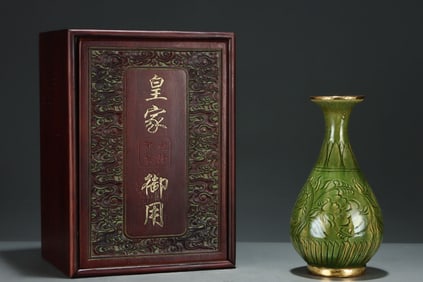 A Exquisite Green Glazed Flower Pattern Vase