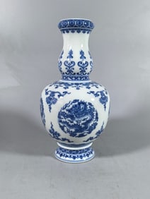 A Exquisite Blue and White Dragon Pattern Gourd-Shaped Vase