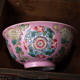 A Exquisite Famille-Rose Flower Pattern Bowl
