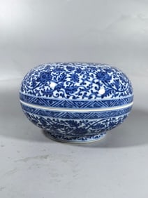A Exquisite Blue and White Lotus Pattern Box
