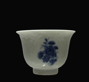 A Exquisite Blue and White Flower Pattern Cup