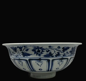 A Exquisite Blue and White Flower Pattern Bowl