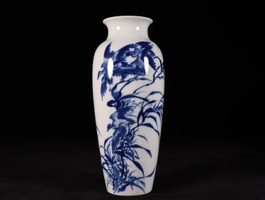 A Exquisite Blue and White Flower and Bird Pattern Vase