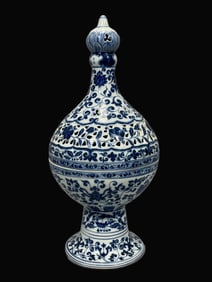 A Exquisite Blue and White Lotus Pattern Vase