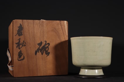 A Exquisite Celadon Seawater Pattern Bowl