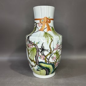 A Exquisite Famille-Rose Flower and Bird Pattern Vase