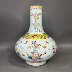 A Exquisite Famille-Rose Bats Pattern Vase