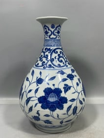 A Exquisite Blue and White Flower Pattern Vase