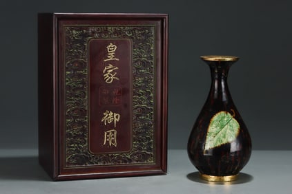 A Exquisite Black Glazed Leaf Pattern Vase