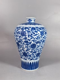 A Exquisite Blue and White Lotus Pattern Vase