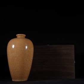 A Exquisite Yellow Glaze Ice Crackle Pattern Vase