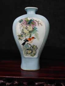 A Exquisite Famille-Rose Flower and Bird Pattern Vase