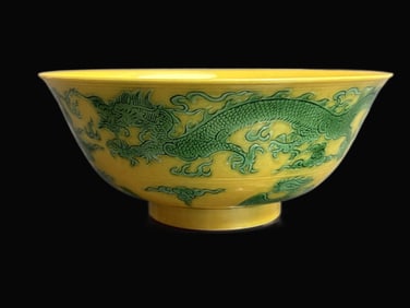 A Exquisite Yellow Glazed Green Color Dragon and Phoenix Pattern Bowl