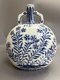 A Exquisite Blue and White Flower Pattern Vase