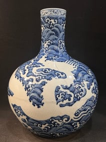 A Exquisite Blue and White Dragon Pattern Vase