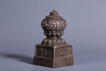 A Solemn Gilt Silver Flower Pattern Seal