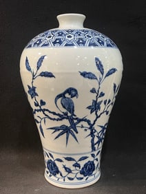 A Exquisite Blue and White Flower and Bird Pattern Vase