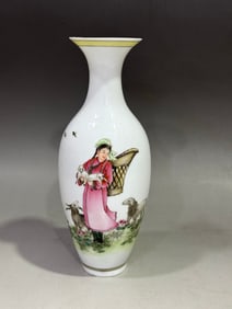 A Exquisite Famille-Rose Figures Pattern Vase