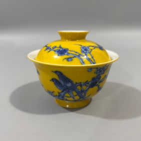 A Exquisite Yellow Ground Blue and White Flower and Bird Pattern Cup With a lid