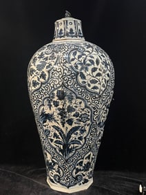 A Exquisite Blue and White Flower and Bird Pattern Vase