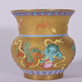 A Exquisite Enamel Carved Gold Ground Lion Pattern Vase