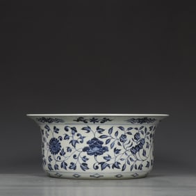 A Exquisite Blue and White Interlocking Pattern Basin