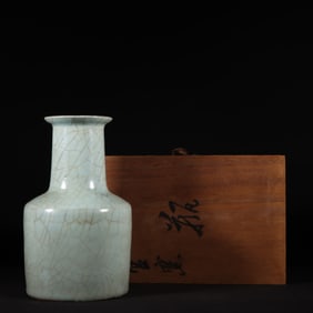 A Exquisite Powder Blue Glaze Ice Crackle Pattern Vase