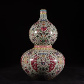 A Exquisite Famille-Rose Pea-Green Glaze Lotus and Dragon Pattern Gourd-Shaped Vase