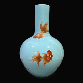 A Exquisite Green Ground Fish Pattern Vase