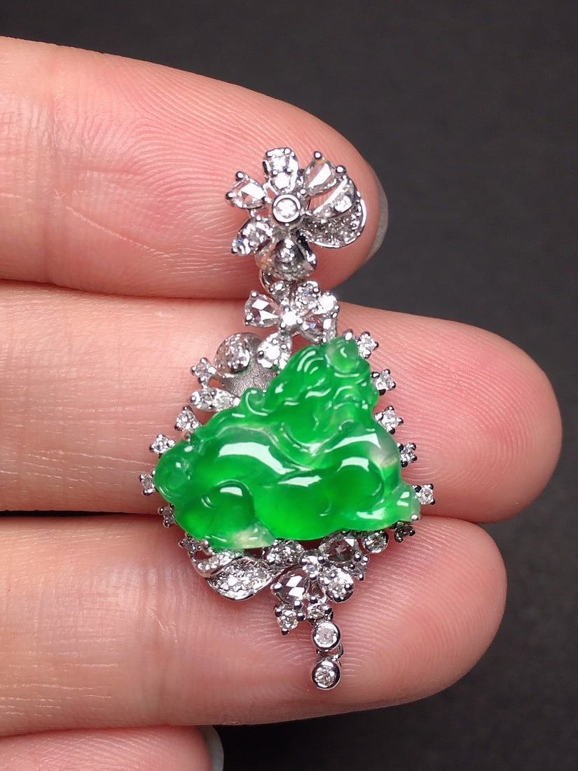 An Exquisite 18k Gold Diamond Inlaid Jadeite Pendant (1 of 5)