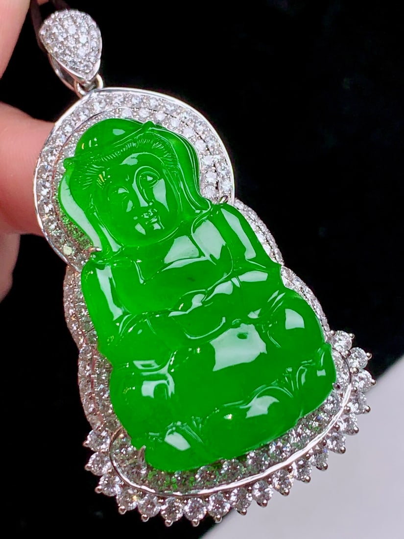An Exquisite 18k Gold Diamond Inlaid Jadeite Pendant (1 of 7)