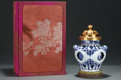 A Exquisite Blue and White Lotus Pattern Beast-Head Jar