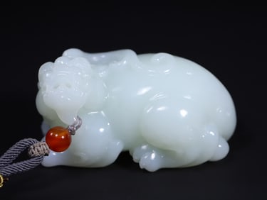 A Exquisite Hetian Jade Auspicious Beast Ornament