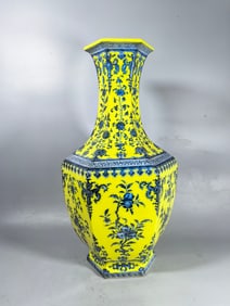 A Exquisite Yellow Ground Blue and White Flower and Fruit Pattern Vase
