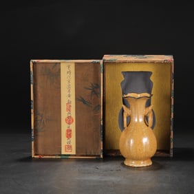 A Exquisite Guan yao Cream Yellow Glaze Ice Crackle Pattern Vase, with Imperial Inscription by