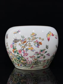 A Exquisite Famille-Rose Flower and Butterfly Pattern Vat