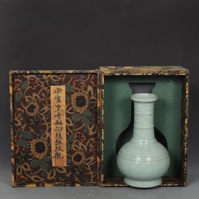 A Exquisite Guan yao Celadon Glazed Ice Crackle Pattern Vase