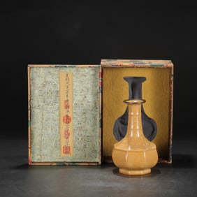 A Exquisite Guan yao Cream Yellow Glaze Ice Crackle Pattern Vase, with Imperial Inscription by