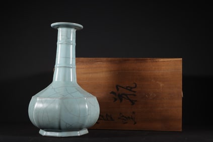A Exquisite Celadon Glaze Ice Crackle Pattern Vase