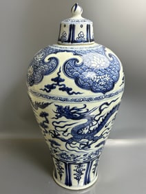 A Exquisite Blue and White Dragon Pattern Vase,With a lid