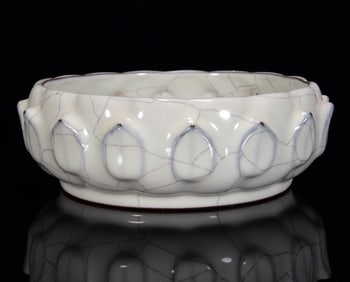 A Rare Guan yao Cracked Glaze Lotus Petal Brush Washer