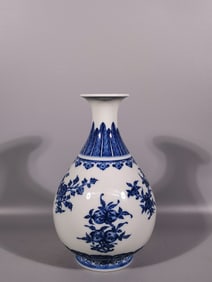 A Exquisite Blue and White Flower and Fruit Pattern Vase