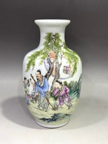 A Exquisite Famille-Rose Figures Pattern Vase