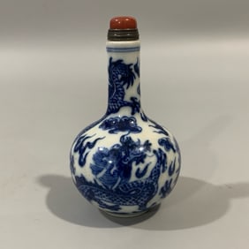 A Exquisite Blue and White Dragon Pattern Snuff Bottle